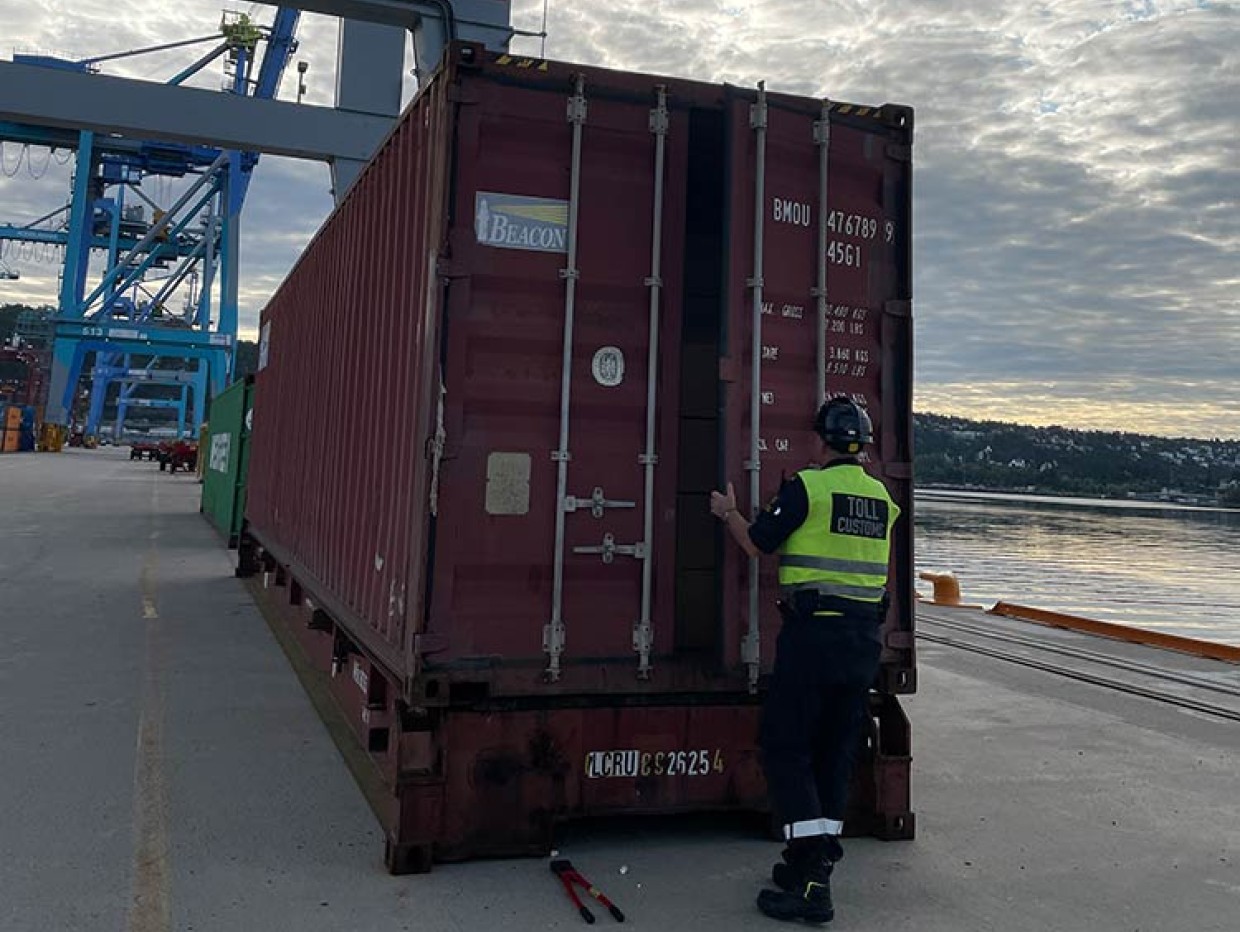 Toller åpner en av de beslaglagte containerne med piratkopierte Swims sko.